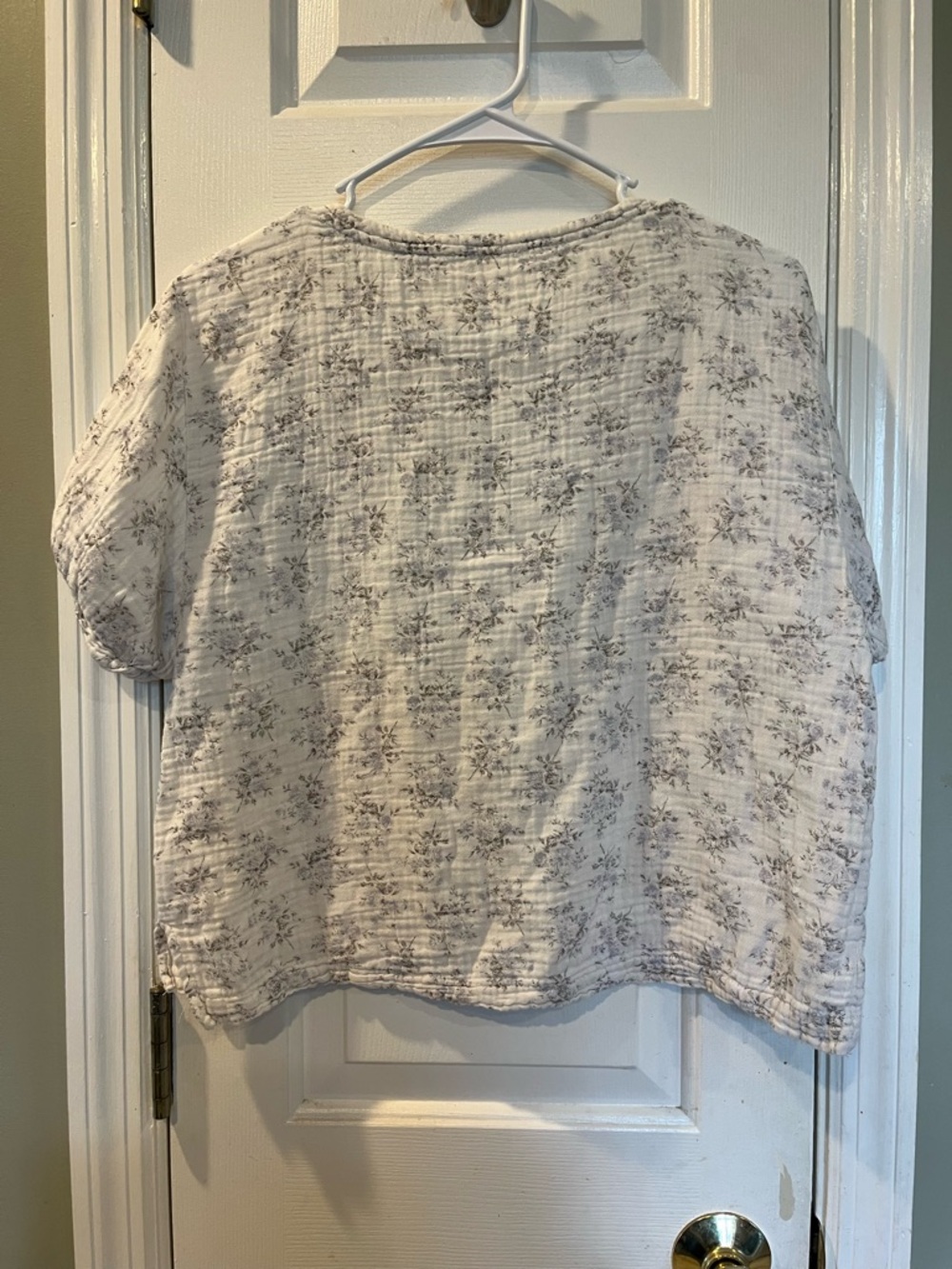 Sea Breeze Relaxed Short-Sleeve Top in Light Gray Floral - - Picture 4 of 5